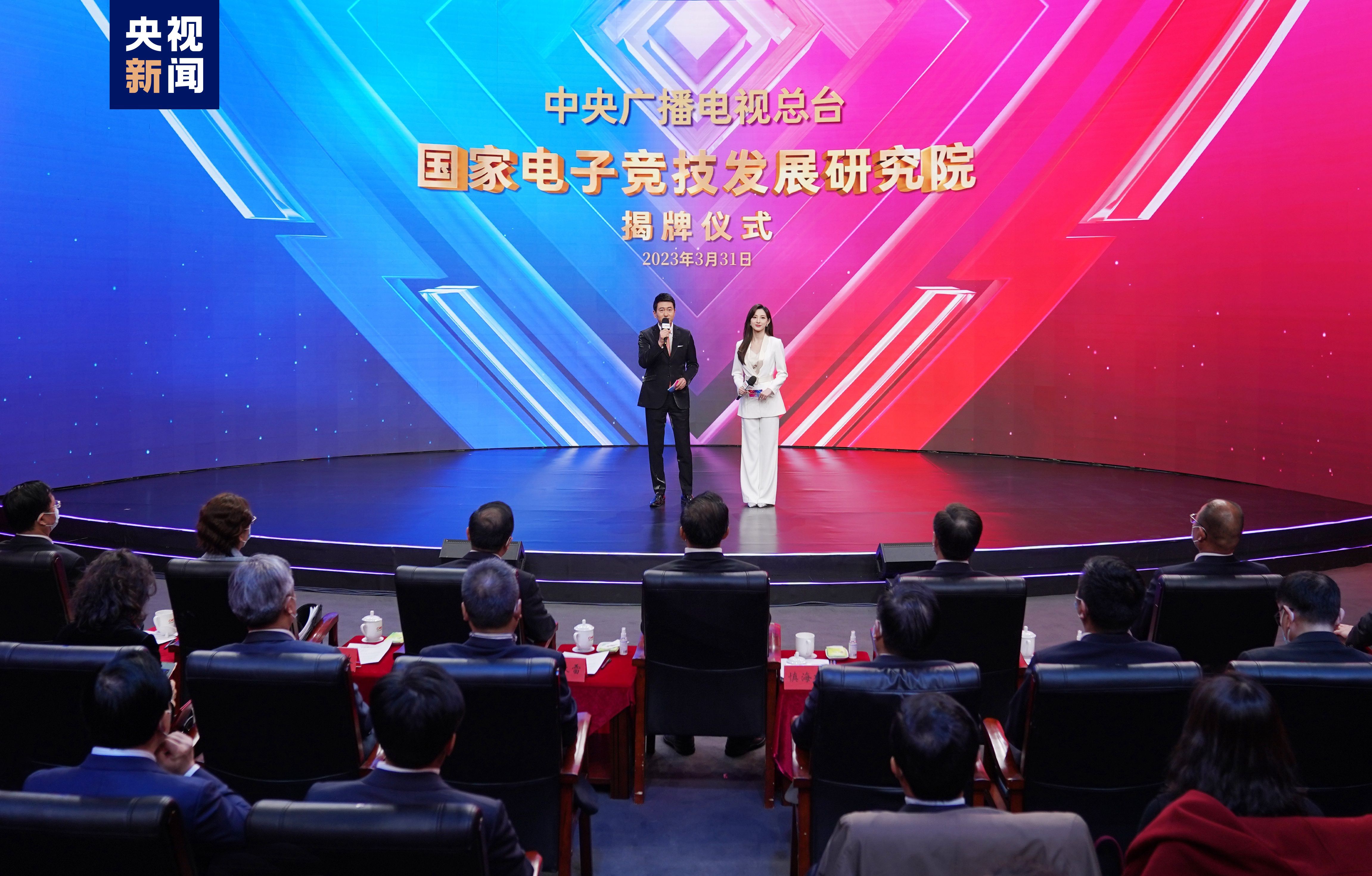 金年会公司：广东一岁宝宝不喝奶粉不吃饭，就爱吃土，大把大把的吃…